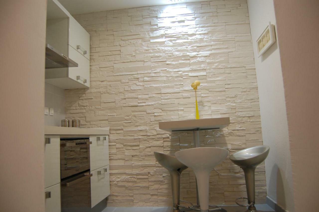 Studio Apartment For 2 Adults And 1 Child ماكارسكا المظهر الخارجي الصورة
