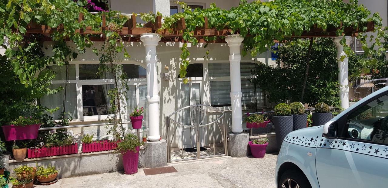 Studio Apartment For 2 Adults And 1 Child ماكارسكا المظهر الخارجي الصورة